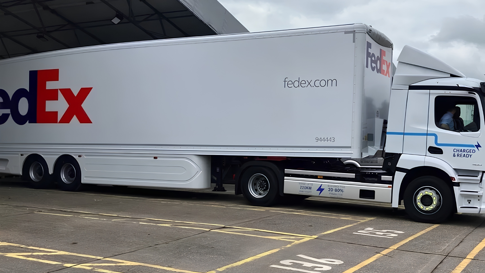Call a FedEx Truck Accident Lawyer in Phoenix for a Free Case Review