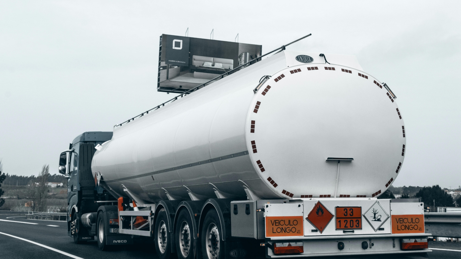 How a Phoenix Truck Accident Attorney Handles Insurance Pressure
